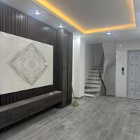 Hàng hiếm tại Lạc Long Quân có thang máy , 8,6 tỷ, 30m2, 3PN, 3WC, 6 tầng