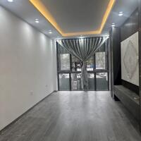 Hàng hiếm tại Lạc Long Quân có thang máy , 8,6 tỷ, 30m2, 3PN, 3WC, 6 tầng