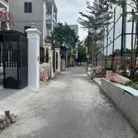 Nhà xây đơn lập đường ô tô đỗ cửa nhà , mặt trước cực thoáng, ra Nhổn khá gần
