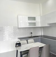 NHÀ MỚI CÓ SÂN ĐẬU Ô TÔ GIÁP PHƯỜNG 4 VĨNH LONG
