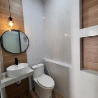 NHÀ MỚI CÓ SÂN ĐẬU Ô TÔ GIÁP PHƯỜNG 4 VĨNH LONG