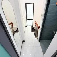 Nhà lầu đẹp nằm gần Ủy ban phường Bình Thủy