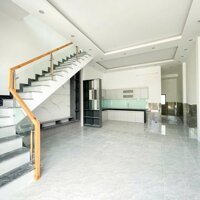 Hạ giá 100 triệu bán lỗ căn nhà lầu giá còn 1tỷ 990tr. Sổ riêng thổ cư