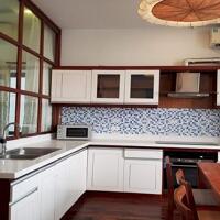 Cho thuê căn hộ dịch vụ tại Quảng Khánh, Tây Hồ, 75m2, 2PN, ban công, view hồ, đầy đủ nội thất đẹp hiện đại