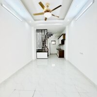 Ngõ nông, cách phố 30m, Đội Cấn, 28m2, 5 tầng, 3PN + 4WC, nhà đẹp ở ngay. Giá 6.3 tỷ