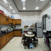 Nhà 58m độc lập sân cổng riêng đường Hồ Sen chợ hàng