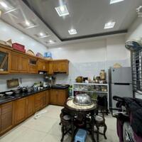 Nhà 58m độc lập sân cổng riêng đường Hồ Sen chợ hàng