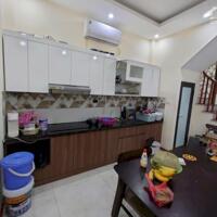 Cho thuê nhà riêng 4 tầng Thạch Bàn, Long Biên. 42 m. Giá: 10 triệu/ tháng. Lh: 0984.373.362