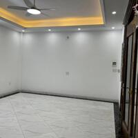 Cho thuê nhà riêng Việt Hưng 43m2 6 tầng 4 phòng ngủ có thang máy giá 13t.