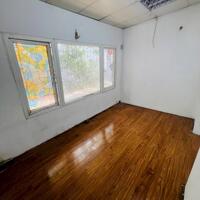 Bán gấp căn hộ tập thể Kim Liên, Đống Đa, 60m2, nhà đẹp, ô tô đỗ cầu thang, ngay sát phố