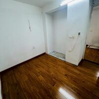 Bán gấp căn hộ tập thể Kim Liên, Đống Đa, 60m2, nhà đẹp, ô tô đỗ cầu thang, ngay sát phố