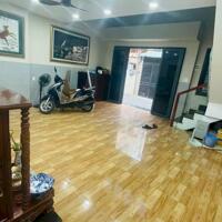 Tầng trệt mặt tiền hẻm xe tải  dường 79/Q7-cần cho thuê, sân rộng thông suốt thoáng.Tháng3/2025