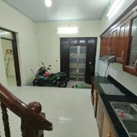 Cho thuê nhà nguyên căn ngõ 250 Tân Mai, quận Hoàng Mai 40m x 3T, 4PN,4VS giá 12tr