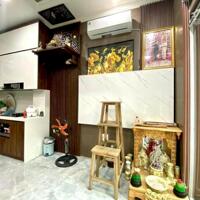 Bán Nhà Phố Láng Hạ – 5 Tầng, Mặt Tiền 5.7m, View Sân Chơi Thoáng – Chỉ 11.6 Tỷ!