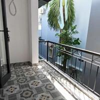 Nhà mới xây 50m * 3 tầng trung tâm phố, 3 PN có 1 Pn trệt, sổ hoàn công, cách biển 1km