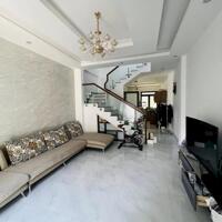 BÁN GẤP NHÀ LẦU SÂN VƯỜN NGAY TRUNG TÂM PHƯỜNG 9
