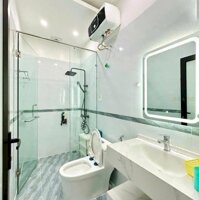Cho thuê nguyên nhà 4 tầng có sân để xe cực rộng tại phố Tây Văn Cao, xe tải 5 tạ lùi tận cửa.