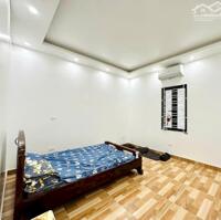 Cho thuê nguyên nhà 4 tầng có sân để xe cực rộng tại phố Tây Văn Cao, xe tải 5 tạ lùi tận cửa.