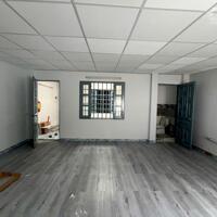 Cho thuê phòng trọ có ban công cửa sổ thoáng mát ngay Tô Ký, free để xe.
