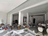 Nhàmặt Tiềnnguyễn Hồng Đào, Phường 14. Dt: 12X16M. 1 Trệt 2 Lầu. Nhà Trống Suốt. Giá 45 Triệu/Tháng.