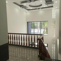 Bán nhà chiều ngang rộng 9m có gara đậu oto riêng giá dưới 6 tỷ