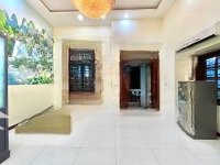 Cho Thuê Căn Hộ Nguyên Tầng Trệt Có Sân / Full Nội Thất, Tách Bếp / Trần Nhà Cao 6M / Rộng 80M2