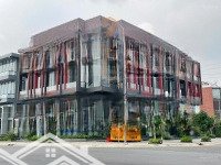 Cho Thuê Tòa Nhà Cách Quận 1 Chỉ 5P'' ,Ngang 32 X 20M Hầm 5 Tầng 2.300M2 Sàn Giá 350 Triệu/Th