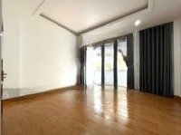 Văn Phòng 25M2 - Có Thang Máy, Máy Lạnh, Hầm Để Xe - Giá Thuê 5.5 Triệu/Tháng