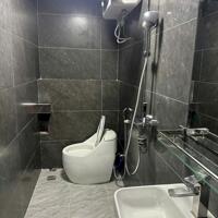 Cho thuê nhà mặt phố Văn Cao, DT: 80m2, 5 phòng ngủ.