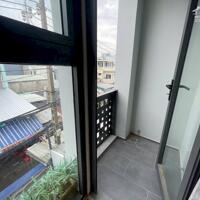 Cho thuê căn hộ ban công, Q4, mới 100% || Đường Xóm Chiếu || gần ĐH Nguyễn Tất Thành, cầu Kênh Tẻ, Nhà Thờ Xóm Chiếu