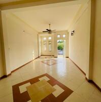 Cho thuê nhà 1 trệt 3 lầu DT 120m2 vỉa hè rộng Mặt tiền đường Võ Văn Ngân Thủ Đức