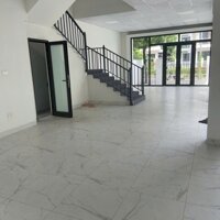 Cho thuê biệt thự An Vượng Villa 180m2, ngay cạnh hồ, hoàn thiện đẹp, đường to rộng container vào thoải mái - 33tr