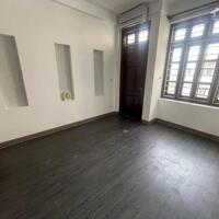 Nhỉnh 240tr/m2 Chính chủ cách mặt phố Lê Văn Lương 100m, 37m2''5T''3.5 CG