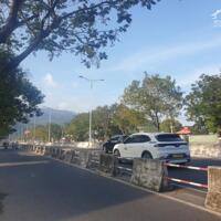 Nguyễn Tất Thành- Nha Trang, DT: 570m2 ngang 10m, thực tế 745m2.  2 mặt đường trước sau.