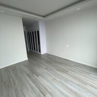 Cho thuê căn hộ cao cấp BRG Lê Văn Lương, 155m2, 4 ngủ, 3 WC ở gia đình, vào được ngay