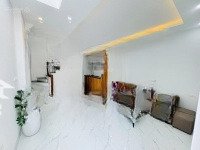 Bán Nhà Giang Biên Phố, Ô Tô Đỗ Cổng, Gần Ubnd, Trạm Y Tế: Diện Tích: 44M; 5T; 5.1 Tỷ (Ctl)