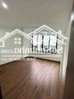 Trần Quốc Hoàn - Oto Tránh - Vỉa Hè - Kinh Doanh