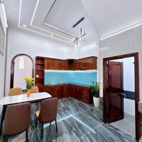 Nhà trệt lầu mới 3 phòng ngủ, gần Đài Truyền hình Cần Thơ