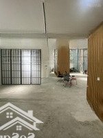 Cho Thuê Chân Đế Chung Cư Rộng Hơn 200M2 Có Sẵn Nội Thất Tại 76 Duy Tân, Cầu Giấy