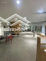 Cho Thuê Chân Đế Chung Cư Rộng Hơn 200M2 Có Sẵn Nội Thất Tại 76 Duy Tân, Cầu Giấy