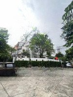 Bán Nhà Ngay Đường Quốc Hương, P. Thảo Điền, Quận 2. Dt: 20 X 40M. (600M2). 2 Tầng. Giá Bán: 90 Tỷ