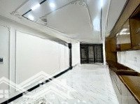Hoàng Quốc Việt - Lô Góc - Gần Phố - Thang Máy Xịn - Sổ Vuông -Diện Tích34 M2 -Mặt Tiền4 M - 6 Tầng