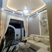 Cc cần bán nhà 3 tầng kiệt oto NGUYỄN CHÁNH, HOÀ MINH, giá sập sàn chỉ hơn 4 tỷ.