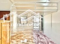 Phòng Có Gác Cửa Sổ Trời Gần Ngã 4 Bảy Hiền