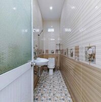 Nhà trệt lầu hẻm 11 Nguyễn Văn Linh - Cách bệnh viện ĐK Trung Ương 300m