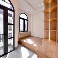 Nhà lầu mới Full nội thất - Nằm kế công viên Lưu Hữu Phước