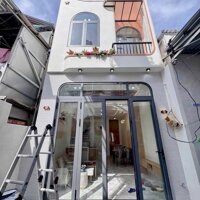 Nhà lầu mới Full nội thất - Nằm kế công viên Lưu Hữu Phước