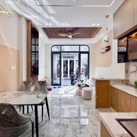 Nhà lầu mới Full nội thất - Nằm kế công viên Lưu Hữu Phước