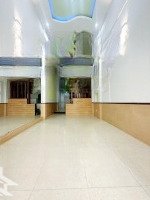 Bán Nhà Có Sân Riêng, 1 Trệt 2 Lầu Sân Thượng