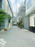 Bán Nhà Có Sân Riêng, 1 Trệt 2 Lầu Sân Thượng